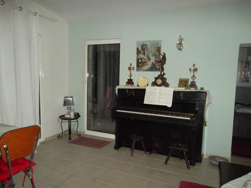 Hotel Aux Roses de l'Etang à Capestang Chambre photo