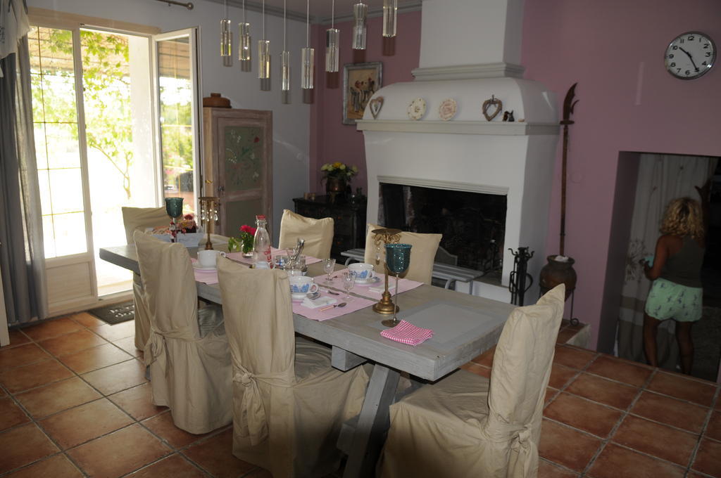 Hotel Aux Roses de l'Etang à Capestang Extérieur photo