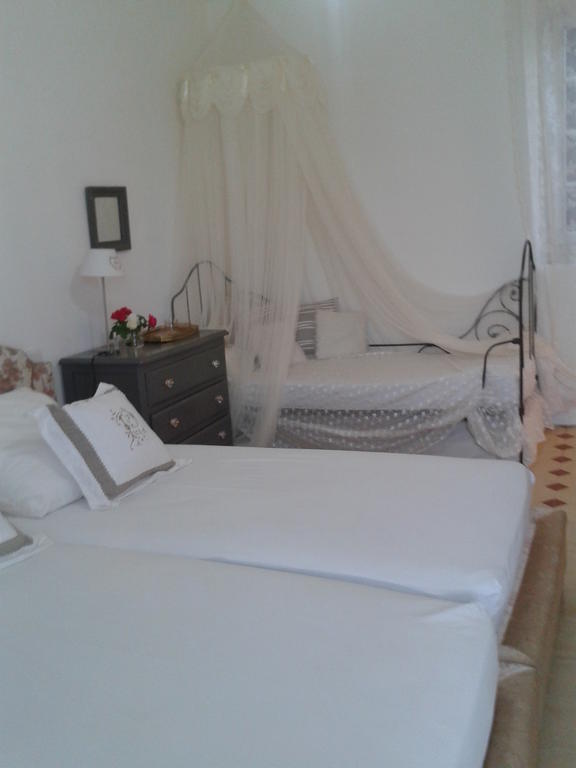 Hotel Aux Roses de l'Etang à Capestang Extérieur photo