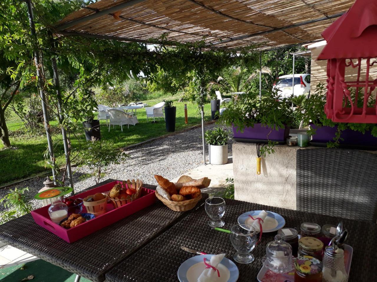 Hotel Aux Roses de l'Etang à Capestang Extérieur photo