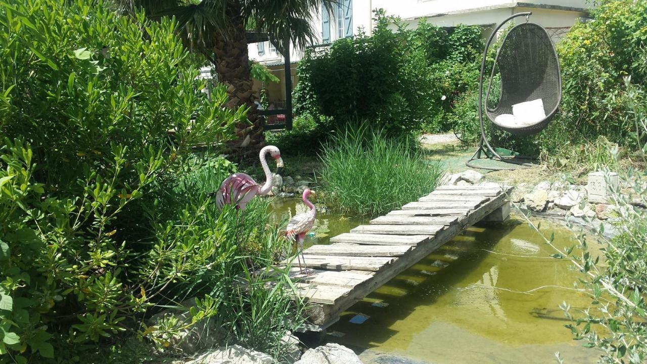Hotel Aux Roses de l'Etang à Capestang Extérieur photo